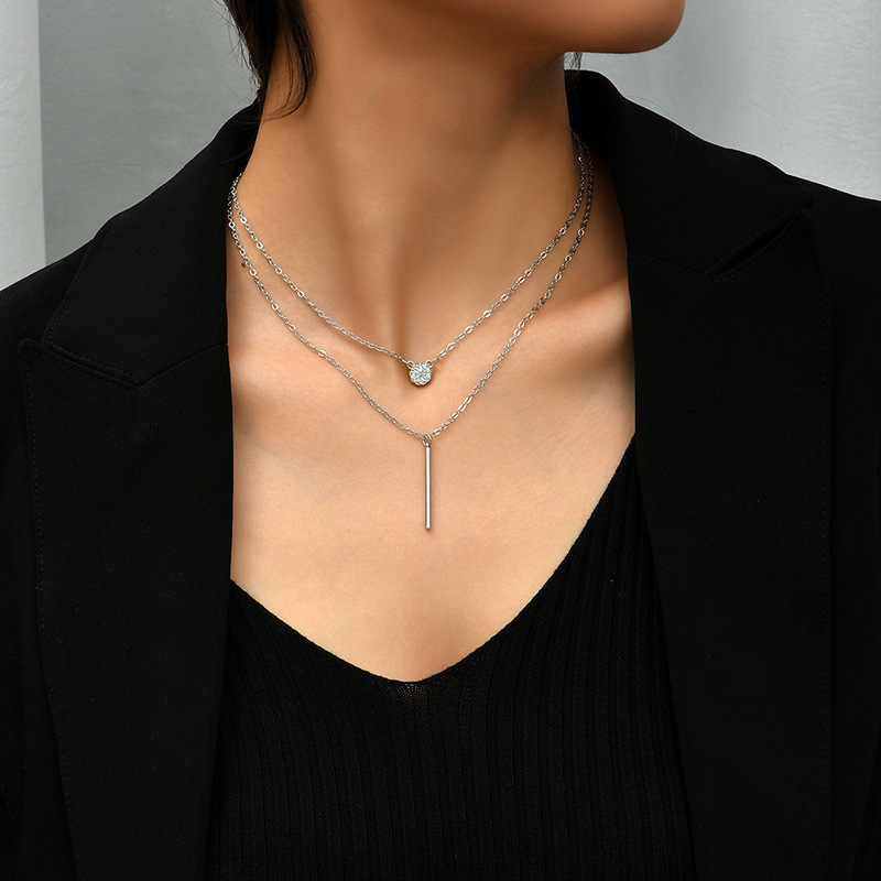 a139a337-a06b-476a-8c0d-d712ba334501.jpg Trendy Diamond-studded Necklace With An Elegant Vibe - Image 1